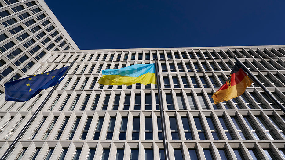 Ukrainische Flagge zwischen EU-Flagge und Deutschland-Flagge vor dem Bundesministerium des Innern und für Heimat 