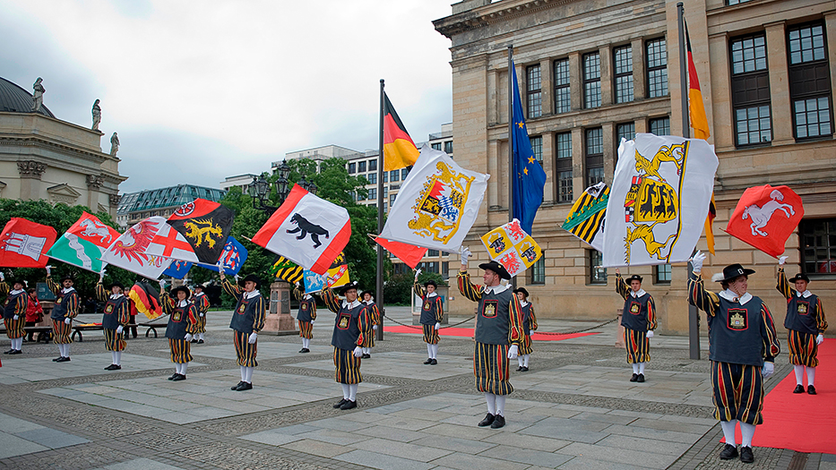 Fahnenschwinger vor dem Konzerthaus Berlin mit quadratischen Fahnen der 16 Länder