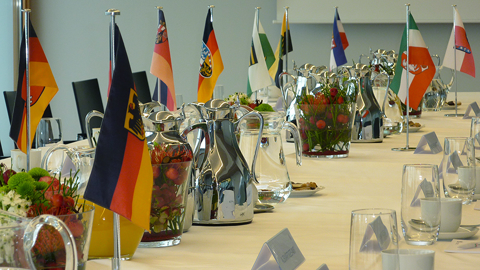 Tischflaggen bei einer Besprechung von Bund und Ländern