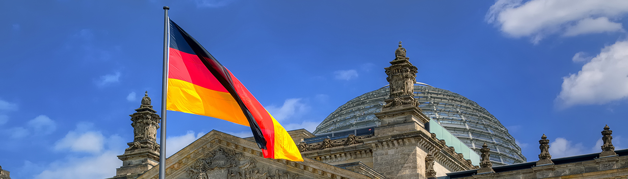 Bundesflagge am Deutschen Bundestag