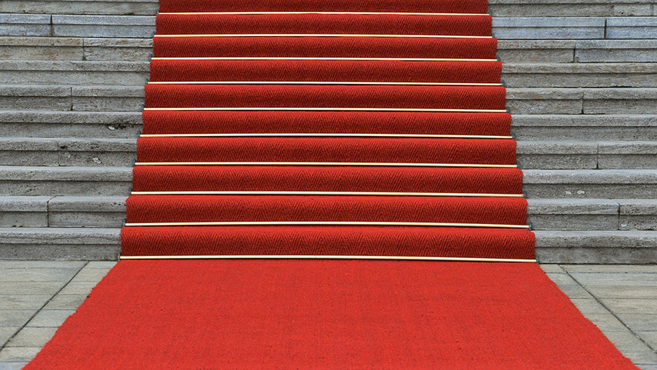 Roter Teppich auf einer Steintreppe