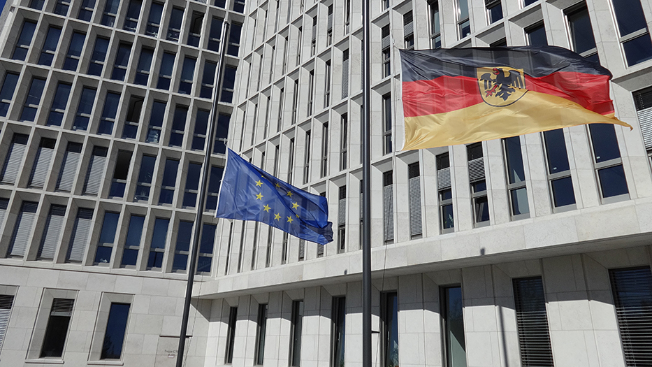 Bundesdienst- und Europaflagge auf halbmast vor dem Bundesministerium des Innern und für Heimat